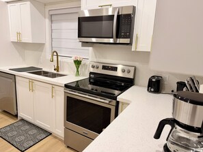 Fridge, microwave, oven, stovetop - Modern Niagara Home | 1 Bedroom, 1 Bath, Kitchen & Free Parking (Niagara Falls)