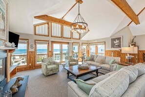 Smart TV - Oceanfront, elevator, pool, hot tub, walk to shops. Friday check in. (Kitty Hawk)