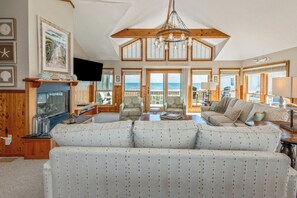 Smart TV - Oceanfront, elevator, pool, hot tub, walk to shops. Friday check in. (Kitty Hawk)