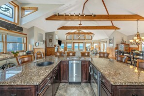 Private kitchen - Oceanfront, elevator, pool, hot tub, walk to shops. Friday check in. (Kitty Hawk)