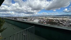 Vista urbana com o céu e nuvens.
