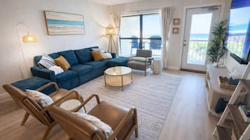 Apartamento, várias camas, sacada, vista para o oceano (Saida III - 603) | Área de estar