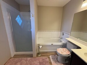 Douche, bidet, serviettes fournies, savon