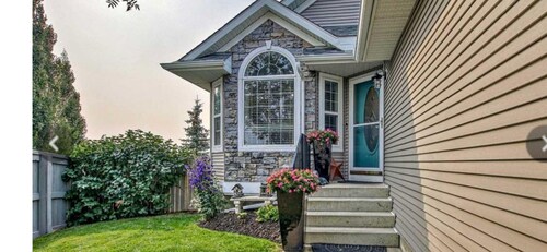 Stampede Ready | 3BR Home | Sleeps 6 | Parking | 15min to Downtown