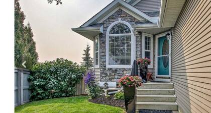 Stampede Ready | 3BR Home | Sleeps 6 | Parking | 15min to Downtown