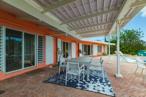 Outdoor dining - Flamingo Palms (Christiansted)
