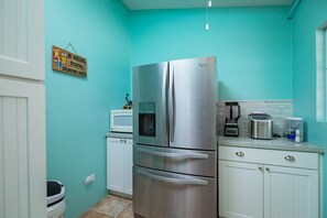Fridge, microwave, oven, stovetop - Flamingo Palms (Christiansted)
