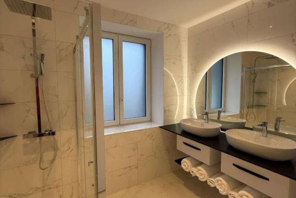 Een douche, handdoeken, zeep, toiletpapier