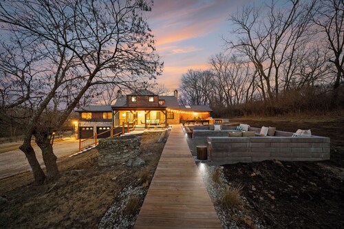 Private Cabin on 6Acres & Sleeps 21! Pickleball+Sauna+Hottub+World Cup Retreat!