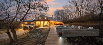 Private Cabin on 6Acres & Sleeps 21! Pickleball+Sauna+Hottub+World Cup Retreat!