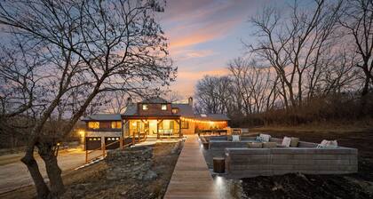 Private Cabin on 6Acres & Sleeps 21! Pickleball+Sauna+Hottub+World Cup Retreat!