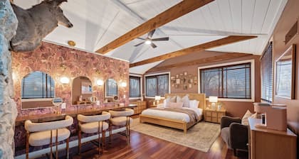 Private Cabin on 6Acres & Sleeps 21! Pickleball+Sauna+Hottub+World Cup Retreat!