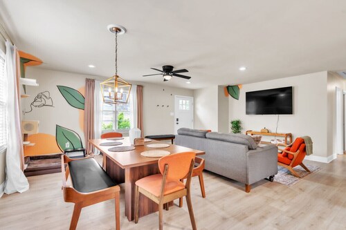 Stylish 3BR Home w/ Huge Yard - Modern Furnished