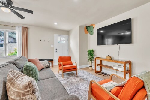 Stylish 3BR Home w/ Huge Yard - Modern Furnished