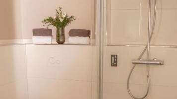 Standard-Doppelzimmer | Badezimmer