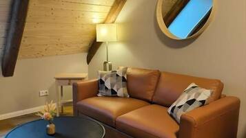 Deluxe Triple Room | Living area