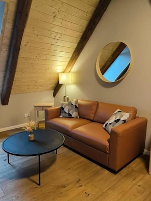 Habitación triple Deluxe | Zona de estar