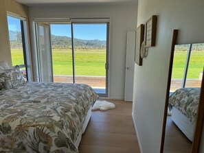 3 bedrooms, iron/ironing board, WiFi, bed sheets - Runway Retreat Enchanting Whitianga 3-bedroom House (Whitianga)
