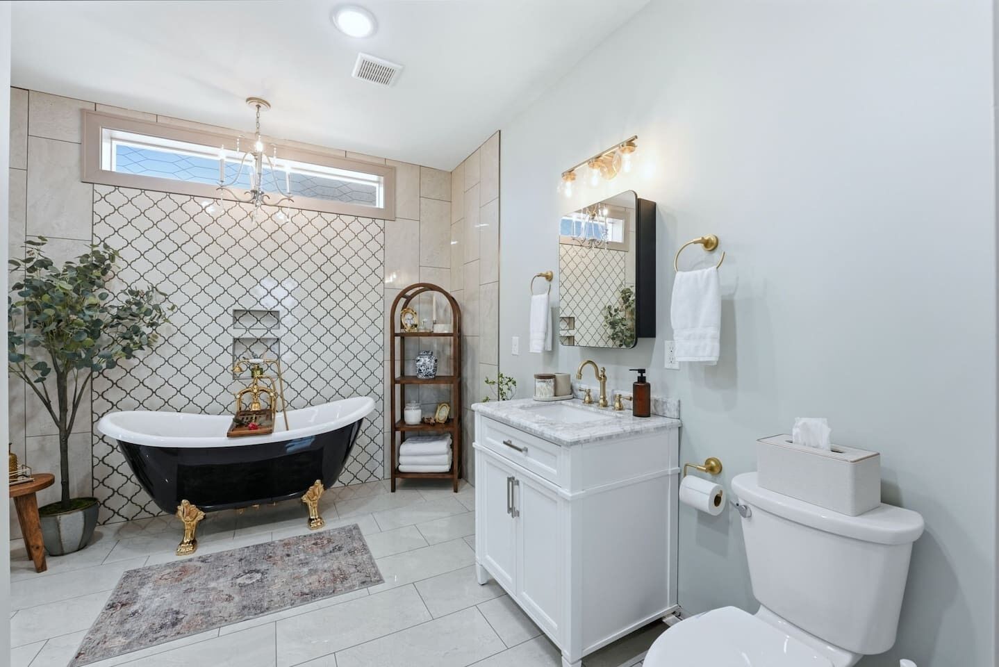 Douche, sèche-cheveux, serviettes fournies