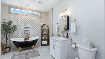 Douche, sèche-cheveux, serviettes fournies