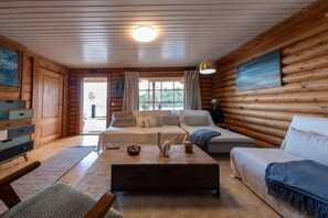 TV - Cabin Tranquil Organic Heated Pool (La Solana)