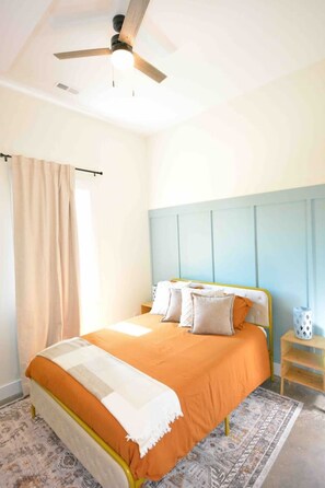 Desk, iron/ironing board, WiFi, bed sheets