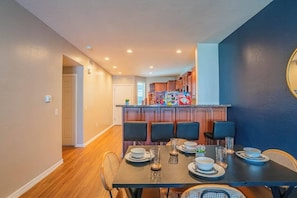 Dining - Near ASU & Sloan Park | Gym, Parking, Pool, WD (Tempe)