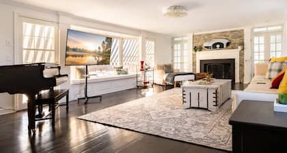 6BR Easton House with Pool, Hot Tub & Big Yard