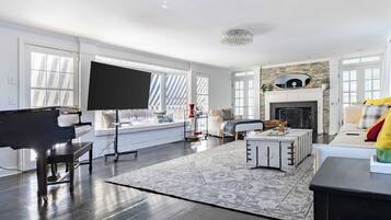 Smart TV, fireplace