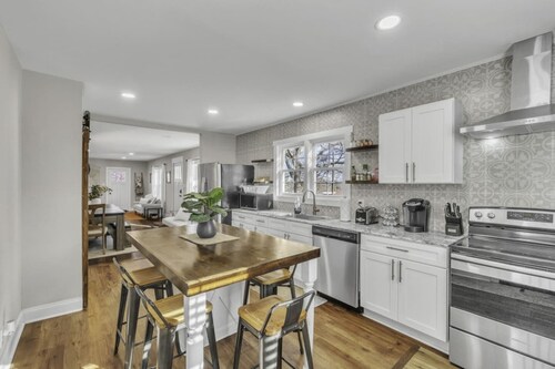4Bed/3bath- 1 mile to Downtown