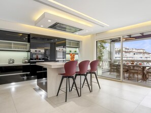 Coffee/tea maker, fridge, microwave, oven - Apartment in Playas del Duque for 6 people | Casa Sevilla 511 (Puerto Banús - Marbella)