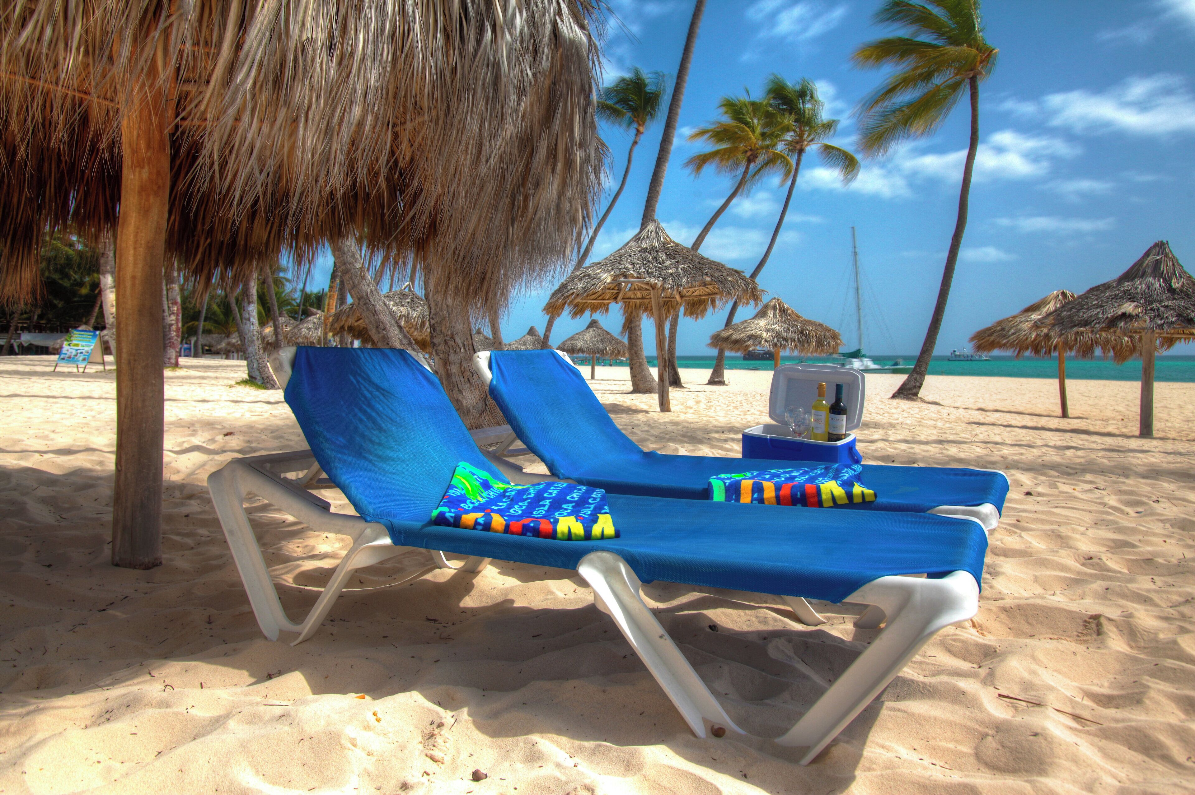 Private beach, white sand, beach cabanas, 2 beach bars