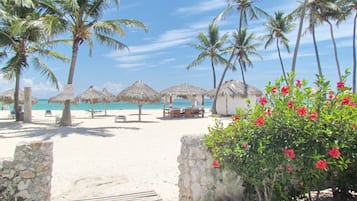 Playa privada, arena blanca, camas de playa, 2 bares en la playa