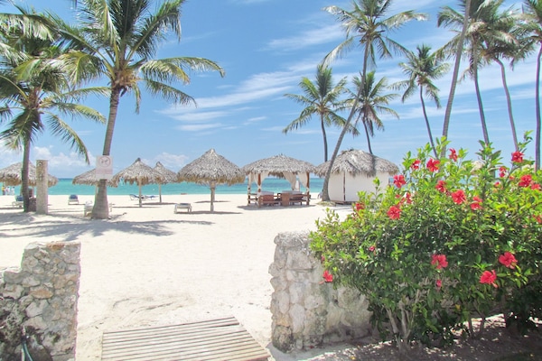 Privatstrand, weißer Sandstrand, Cabañas (gegen Gebühr), 2 Strandbars