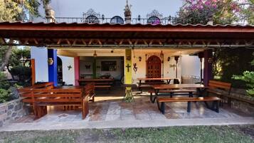 Habitación doble Confort, balcón, vista al patio | Restaurante al aire libre