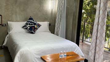 Kahden hengen deluxe-huone, patio, näköala puutarhaan | Ylelliset vuodevaatteet, untuvapeitot, ilmainen Wi-Fi