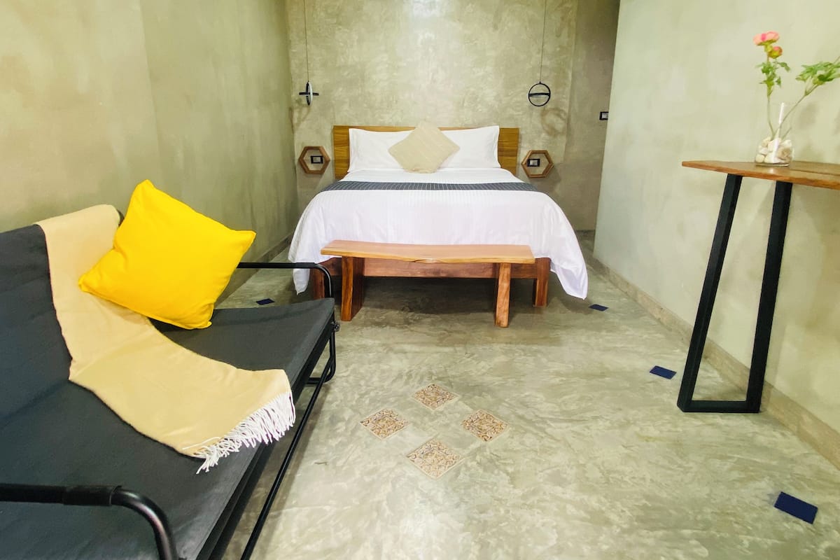 Premium bedding, down comforters, WiFi (free)