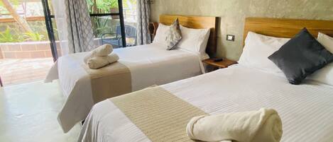 ห้องดีลักซ์สำหรับสี่ท่าน, ลานระเบียง, วิวสวน | เครื่องนอนระดับพรีเมียม, ผ้านวมขนเป็ด, Wi-Fi ฟรี