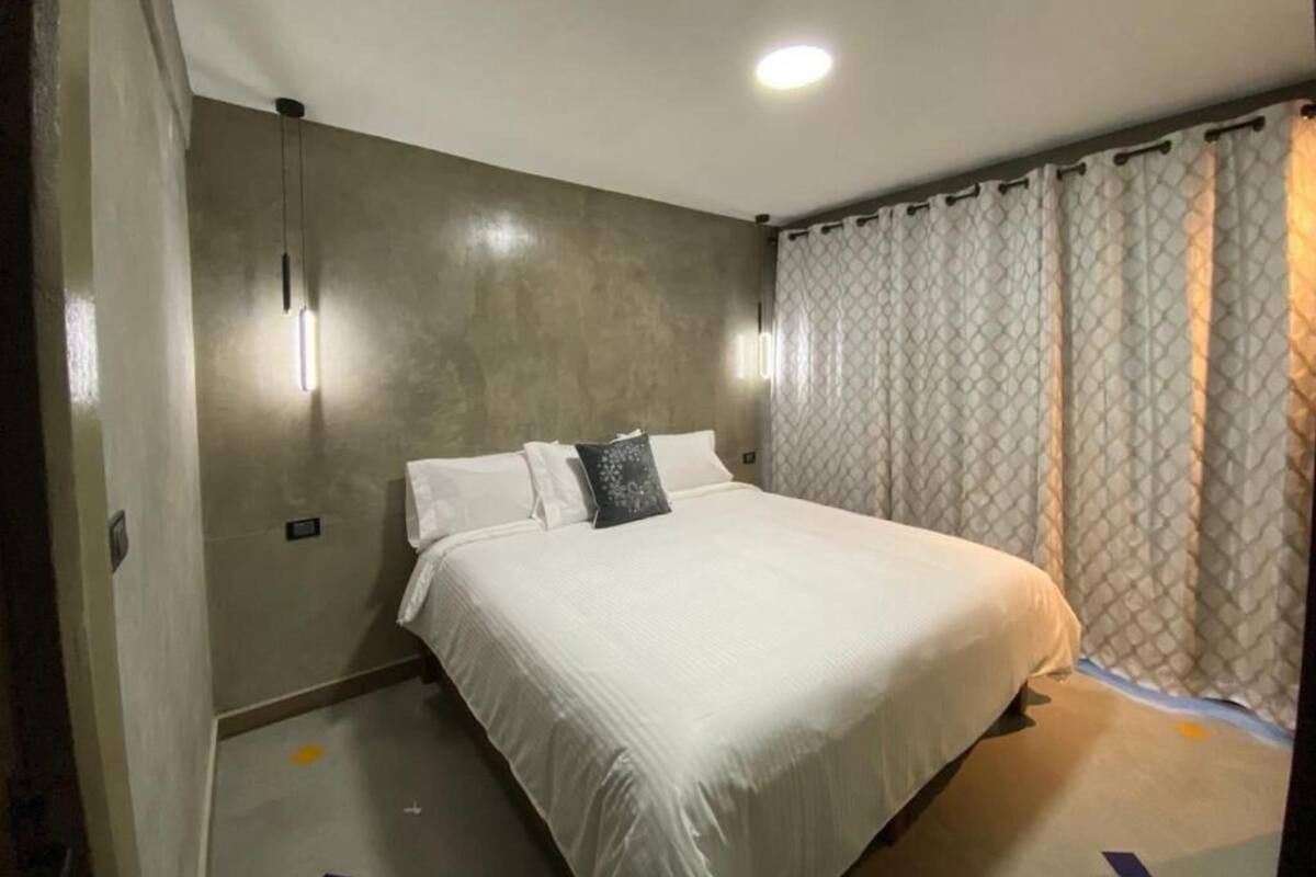 Phòng đôi tiện nghi đơn giản, ban công, quang cảnh sân vườn