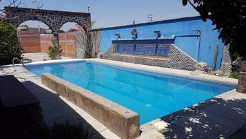 Piscina externa, funciona das 8h às 8h30, guarda-sóis, espreguiçadeiras