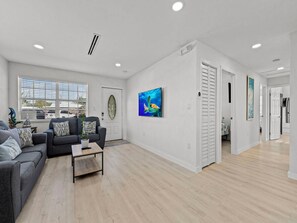 Smart TV - 3-bedroom house in terrific Marathon with Spacious Yard (Marathon)