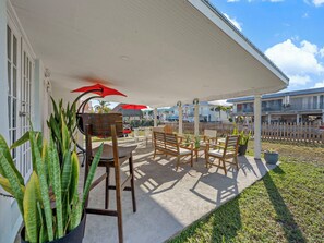Outdoor dining - 3-bedroom house in terrific Marathon with Spacious Yard (Marathon)