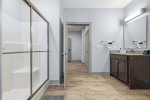 Shower, hair dryer, towels, shampoo - Stylish 2BR 2Bath | Free Prkng + Near DT | King Beds (Indianapolis)
