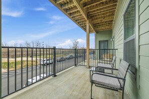 Property grounds - Spacious Modern 2BR | Free Parking | Near City Center (Indianapolis)