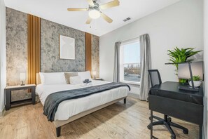2 bedrooms, iron/ironing board, travel cot, WiFi - Spacious Modern 2BR | Free Parking | Near City Center (Indianapolis)