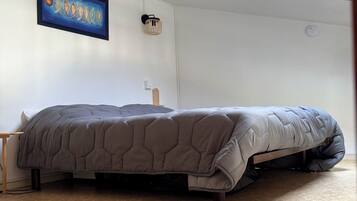 2 dormitorios, tabla de planchar con plancha, ropa de cama