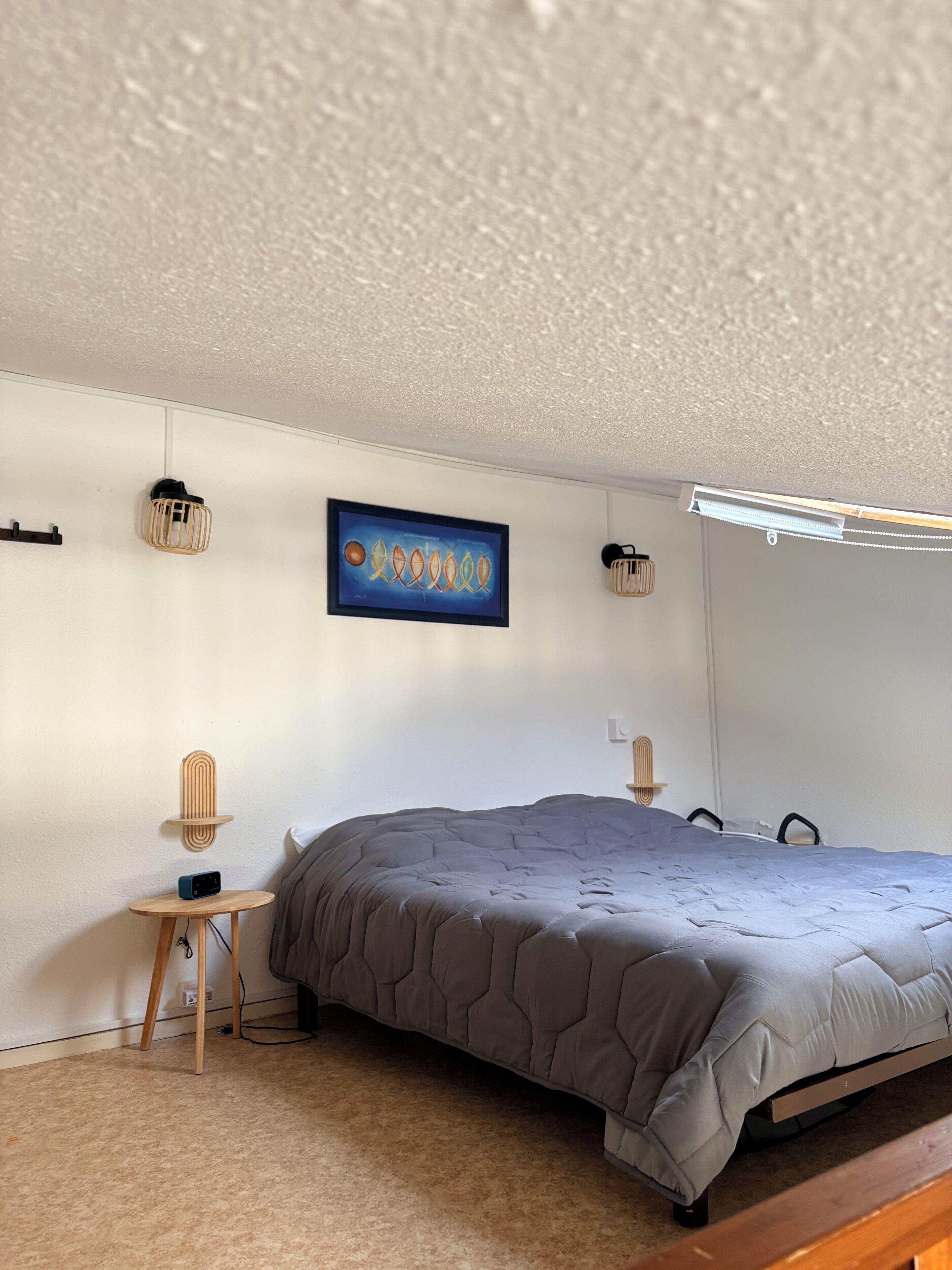 2 dormitorios, tabla de planchar con plancha, ropa de cama