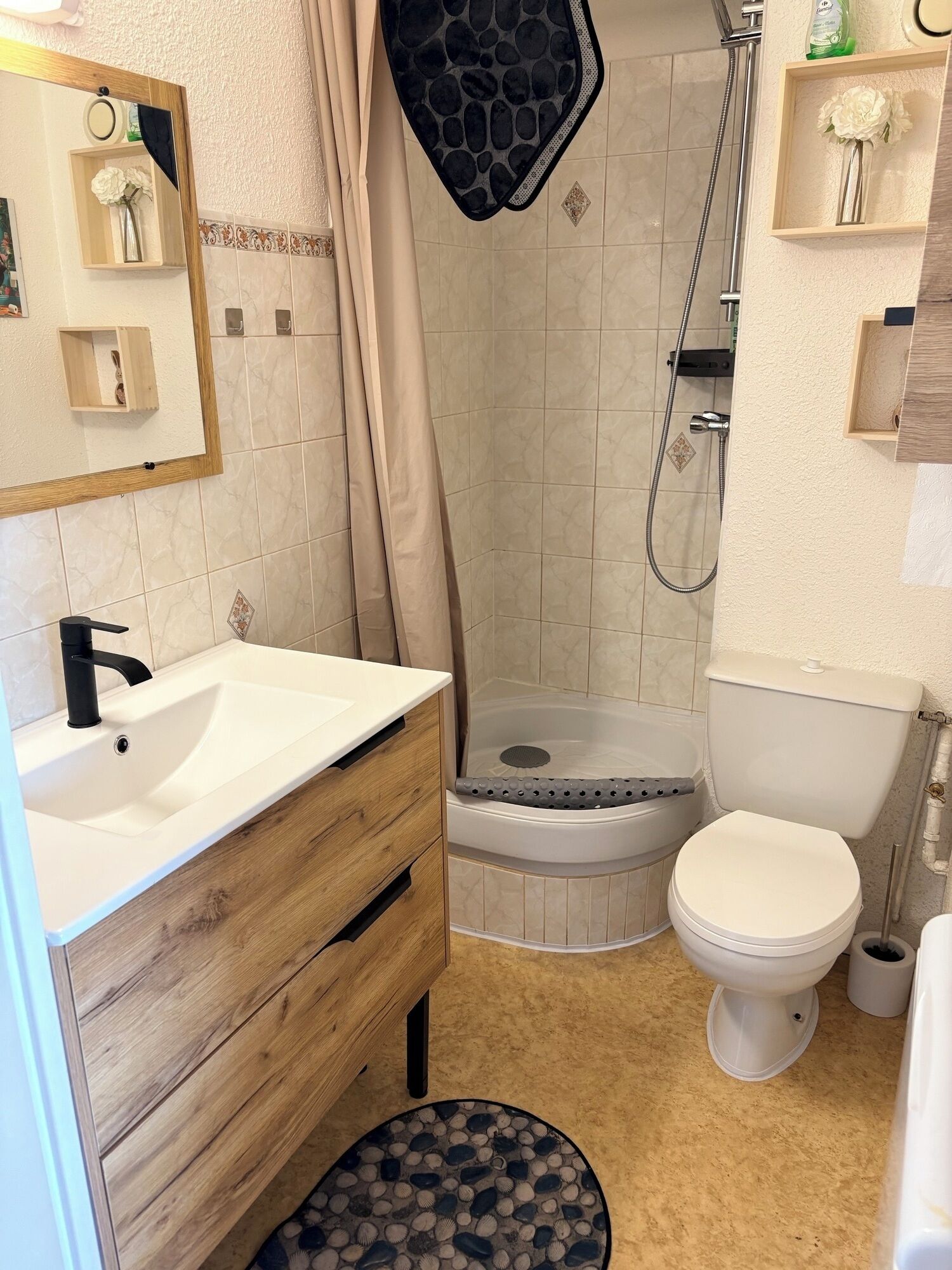 Douche, sèche-cheveux, serviettes fournies, papier toilette