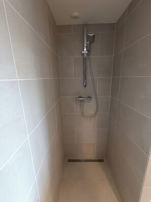 Regadera, secadora de cabello, toallas, papel de baño