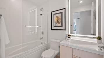 Signature Studio Suite, City View | Bathroom